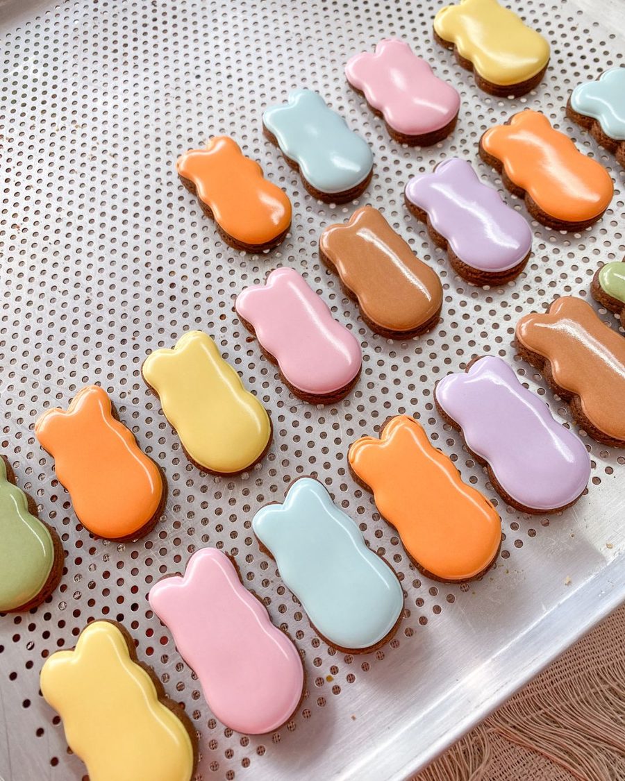 Biscoitos de coelhinho preenchidos com glacê real em cores pastel
