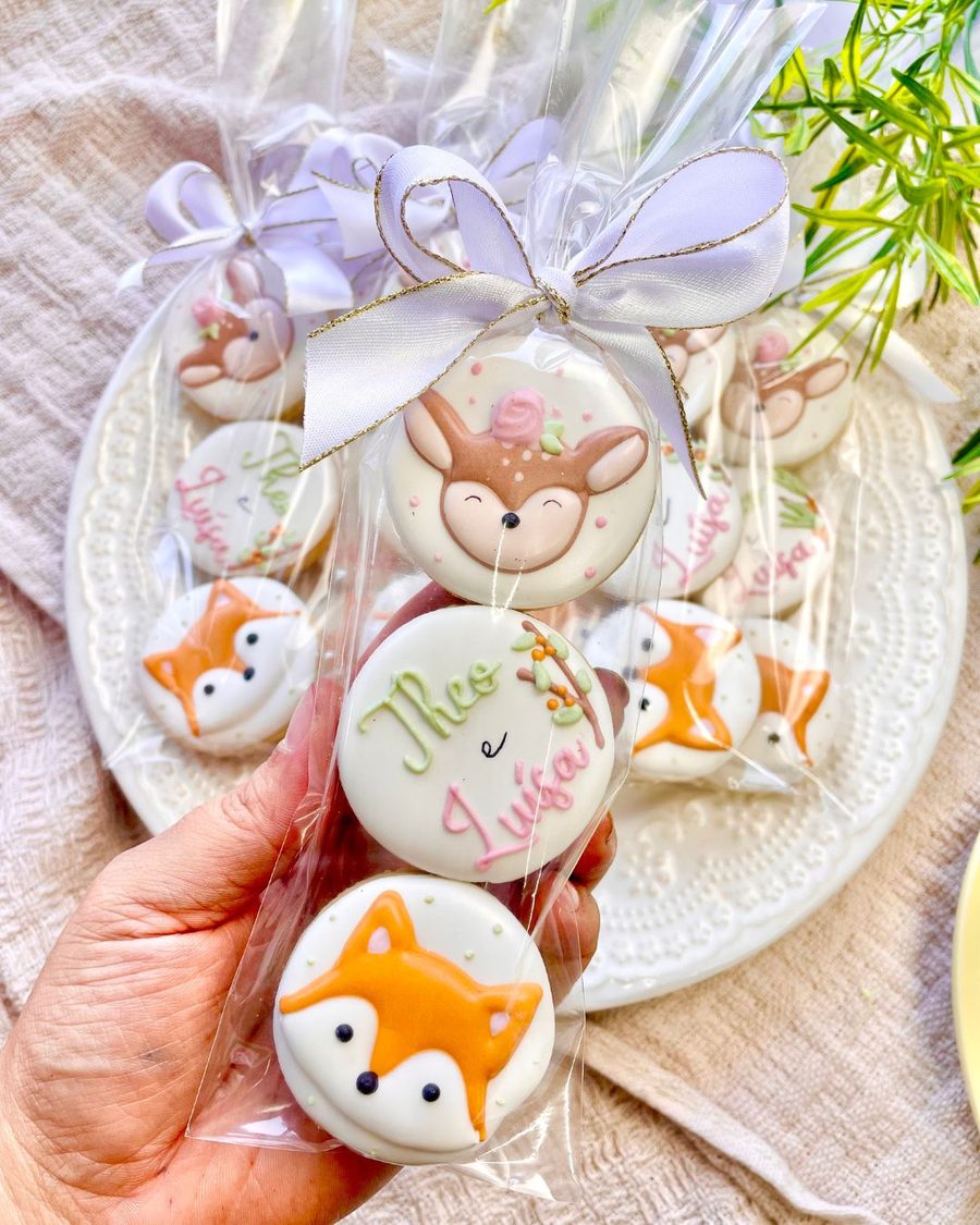 Biscoitos decorados embalados individualmente com laço, prontos para presentear