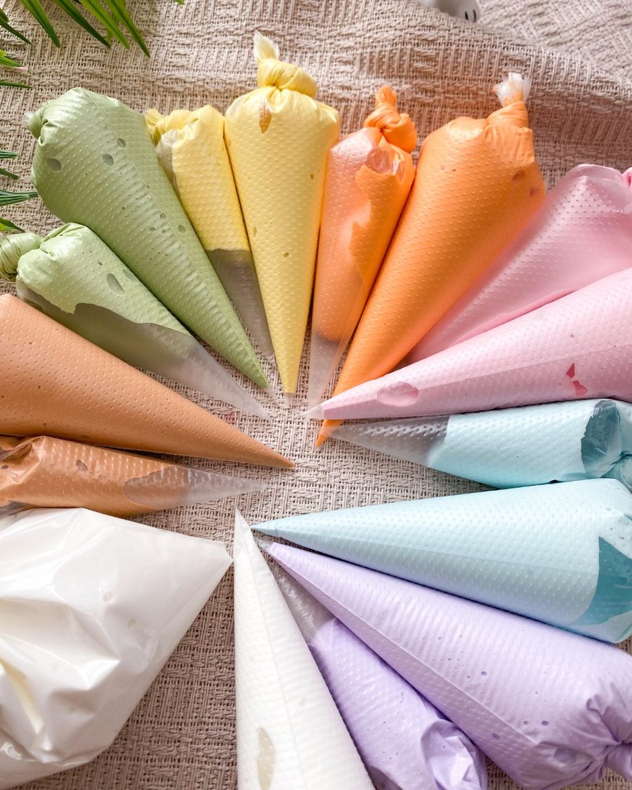 Sacos de confeitar com glacê real em várias cores