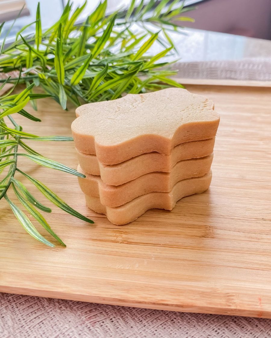 Biscoitos de massa de baunilha assados, empilhados, com espessura padronizada