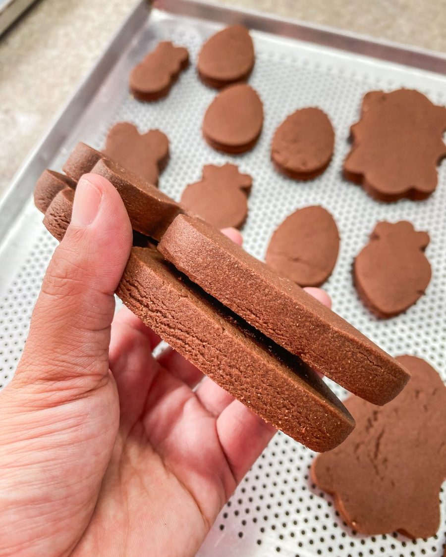 Biscoitos de massa de chocolate cortados, mostrando a espessura