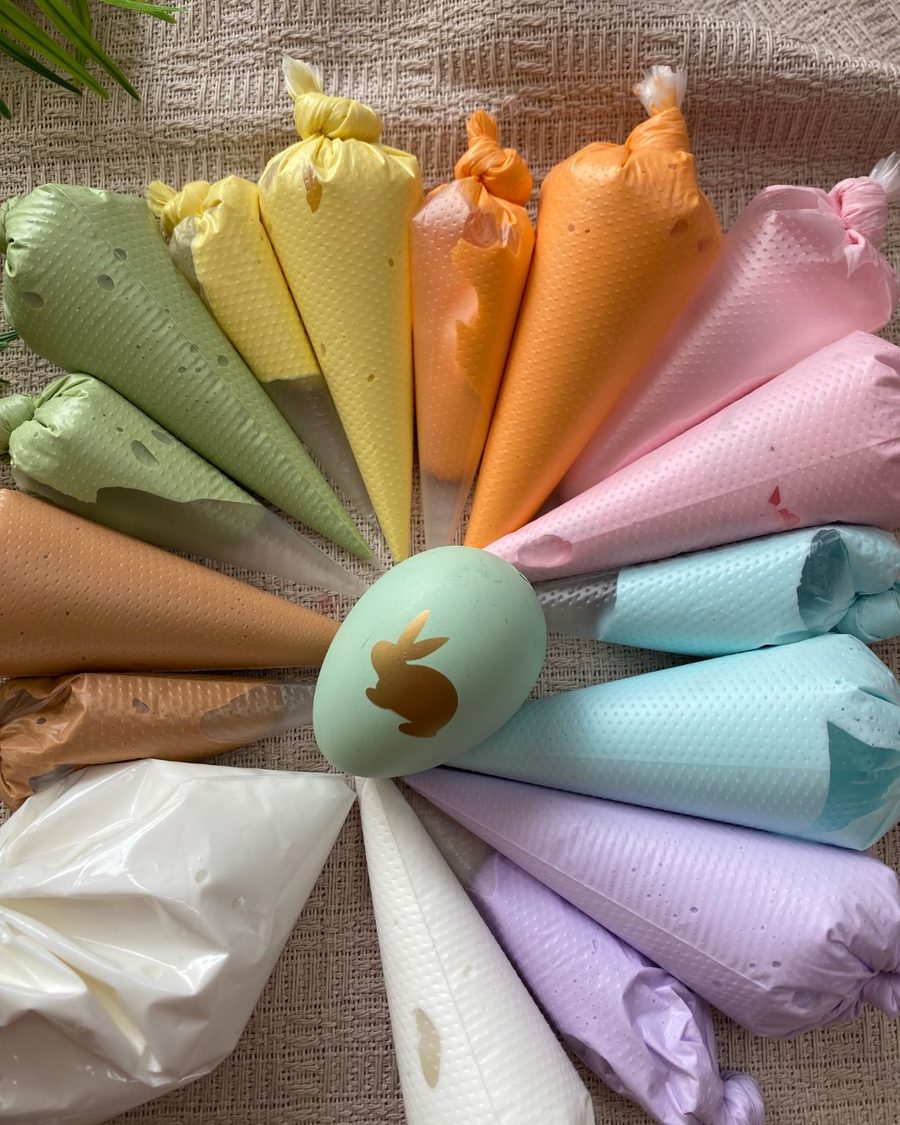 Sacos de confeitar preparados com glacê real em cores variadas