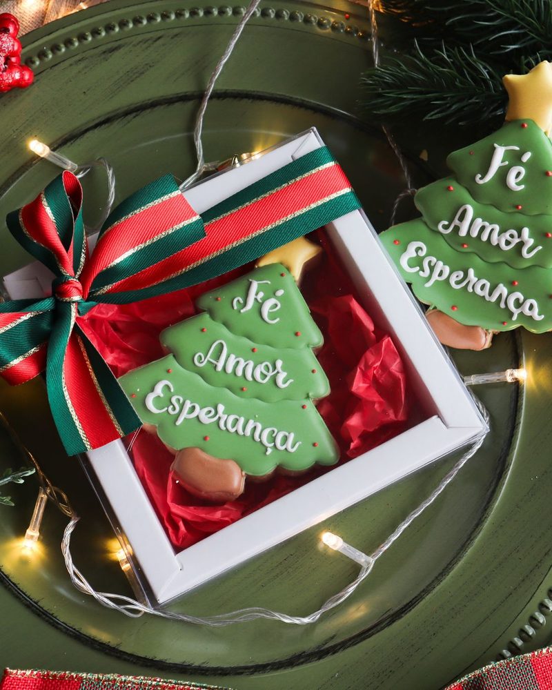 Caixinha de presente com biscoito de árvore de Natal decorado