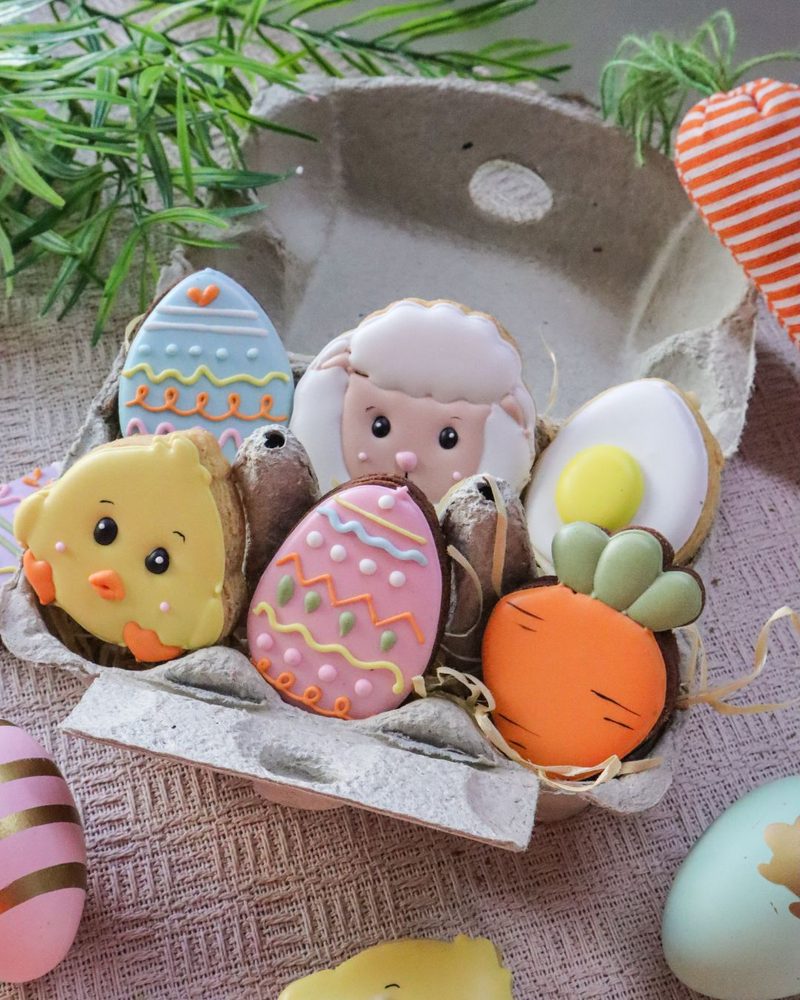 Caixinha de ovos com biscoitos decorados de ovelhinha, pintinho, ovos e cenoura
