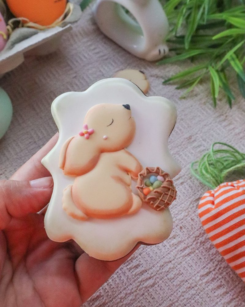 Biscoito de coelhinha com cestinha de miniovos de glacê