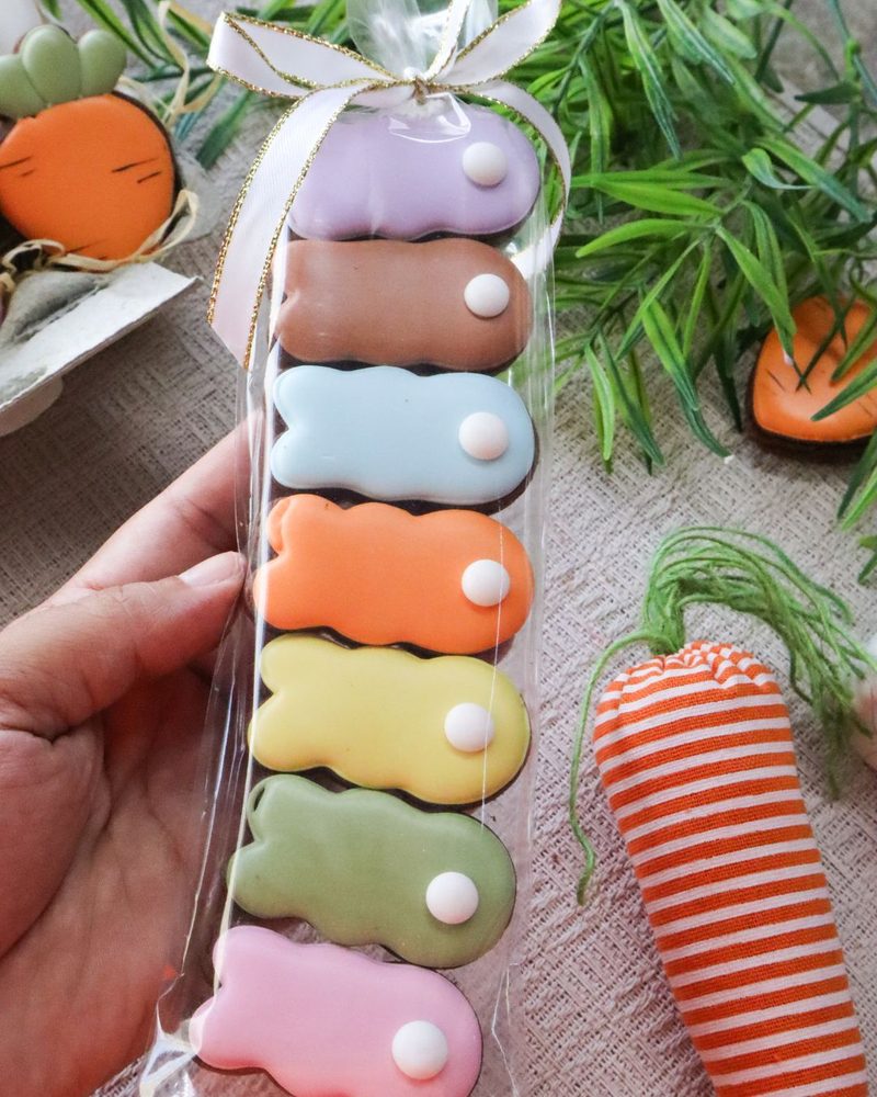 Esticadinho com mini coelhos coloridos embalados