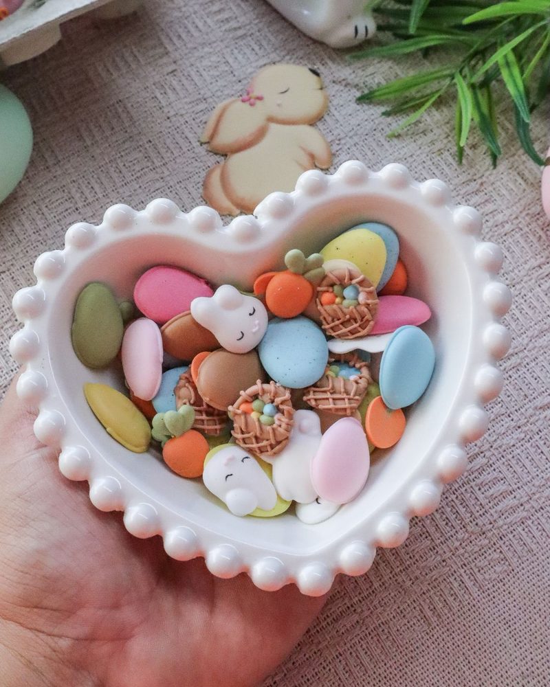 Apliques de glacê em formato de miniovos, cestinhas e coelhinhos