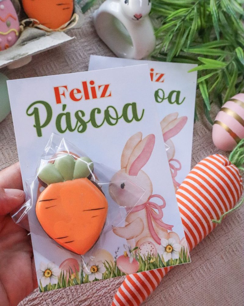 Card cookie de Páscoa com biscoito de cenoura decorado