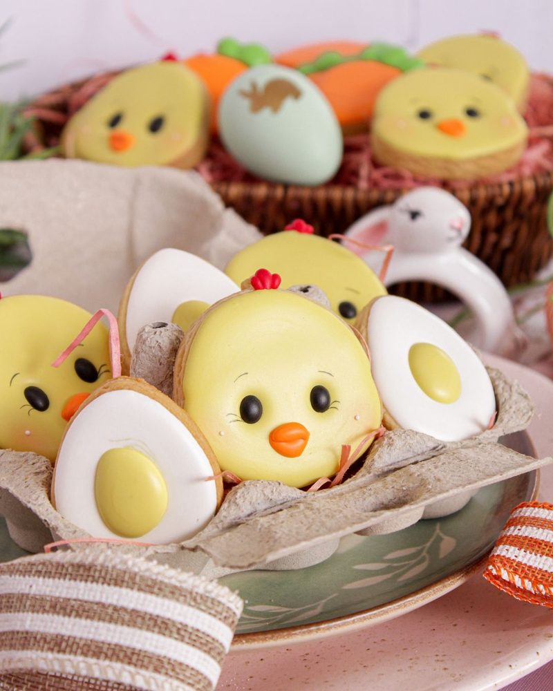 Biscoitos de pintinho e ovos decorados em caixa de ovos