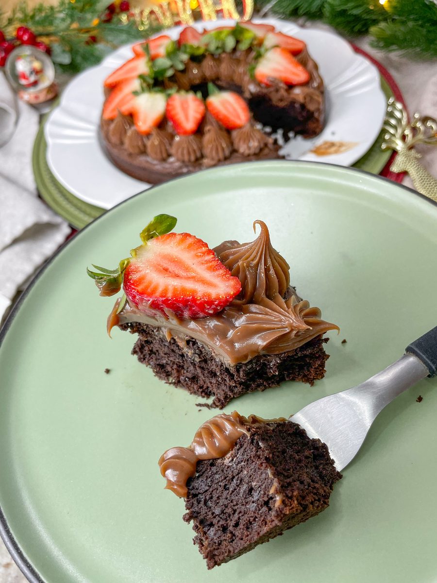 Fatia da guirlanda de brownie no prato