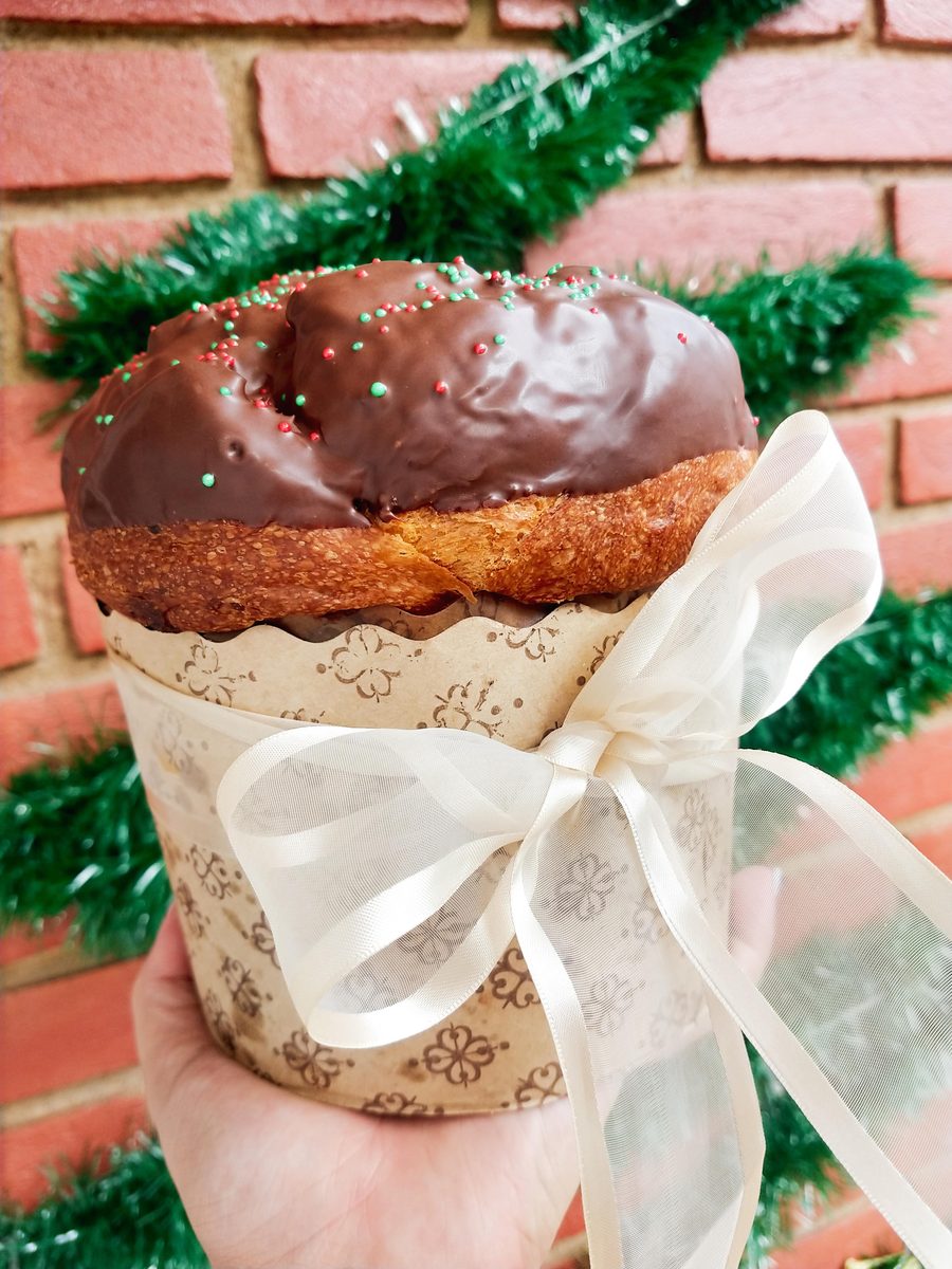 Panetone de chocolate na forminha com laço, pronto para presente