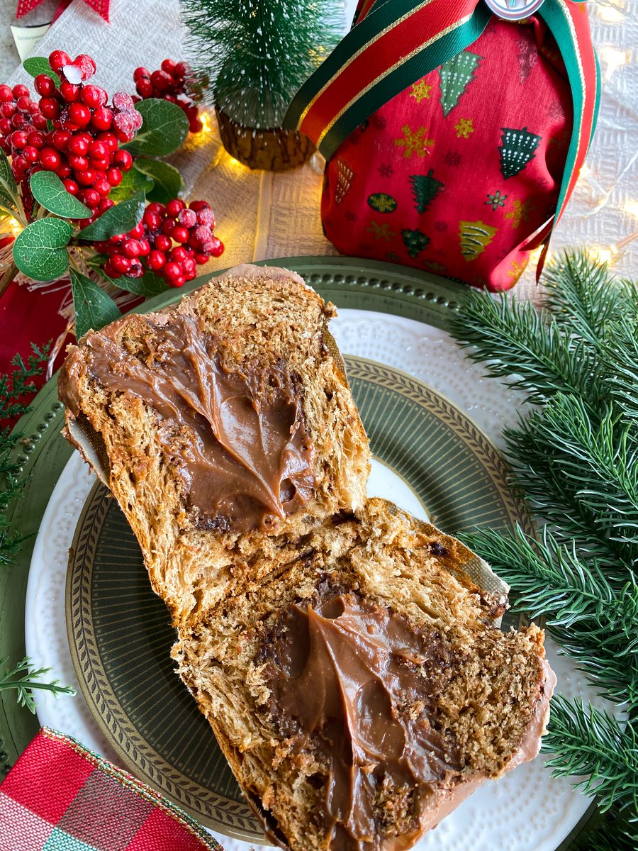 Panetone de chocolate aberto e recheado