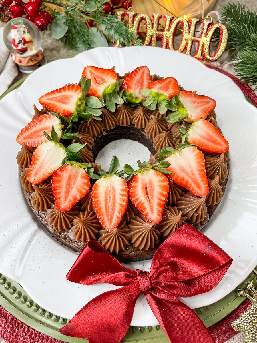 Guirlanda de brownie decorada com brigadeiro e morangos