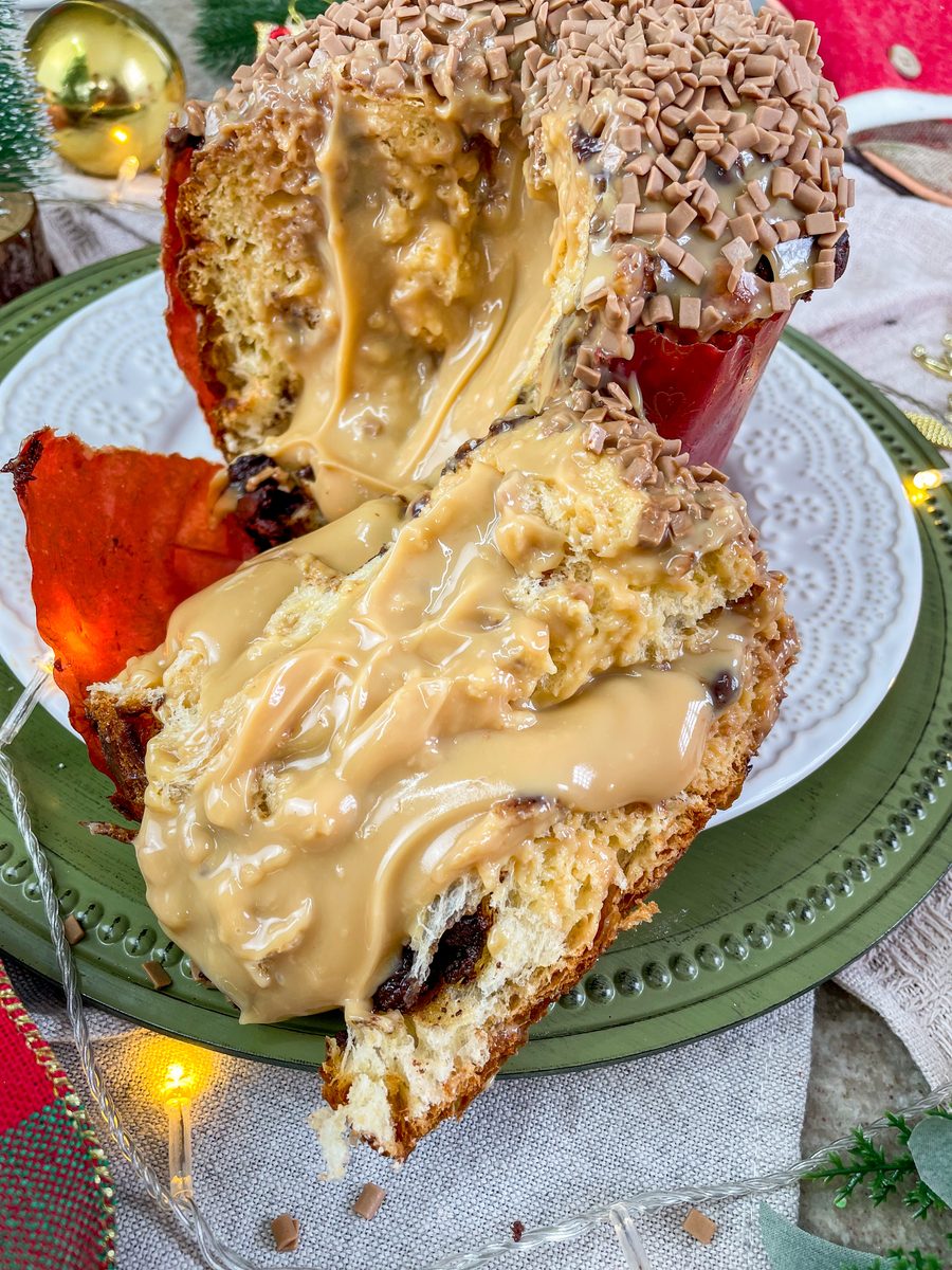 Panetone de chocolate artesanal recheado cortado ao meio