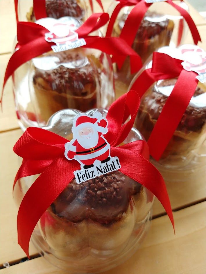 Mini panetone embalado como lembrancinha, com laço vermelho