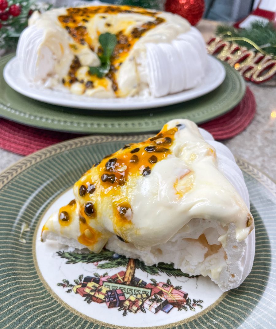 Fatia de pavlova com creme e geleia de maracujá