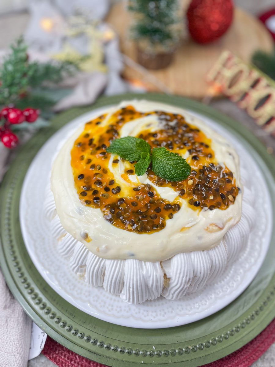 Pavlova finalizada com creme e geleia de maracujá