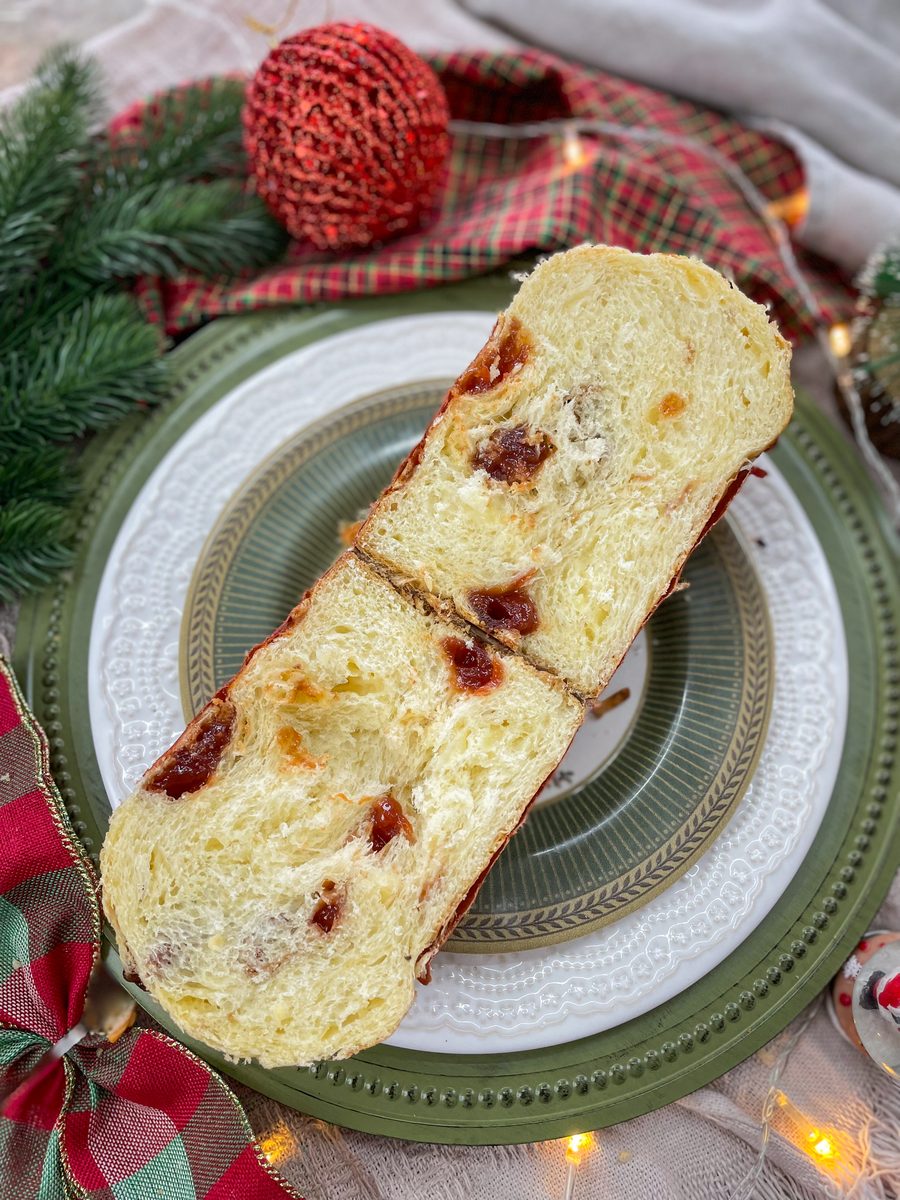 Panetone salgado de goiabada com provolone, cortado