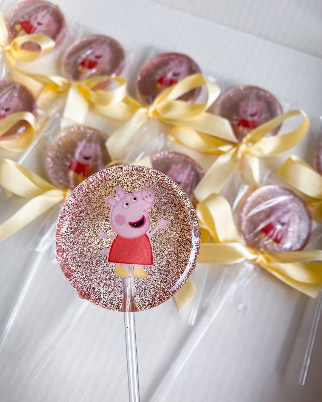 Pirulitos de cristal coloridos para festa infantil